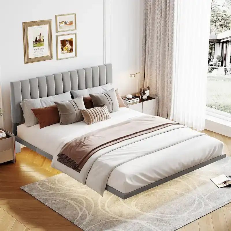 Lit plateforme queen en velours gris avec capteur de lumière LED et tête de lit capitonnée