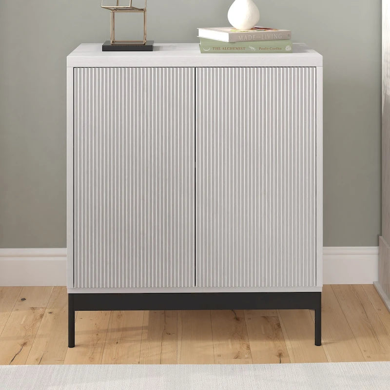 Meuble d'appoint rectangulaire avec portes texturées et pieds en métal blanc