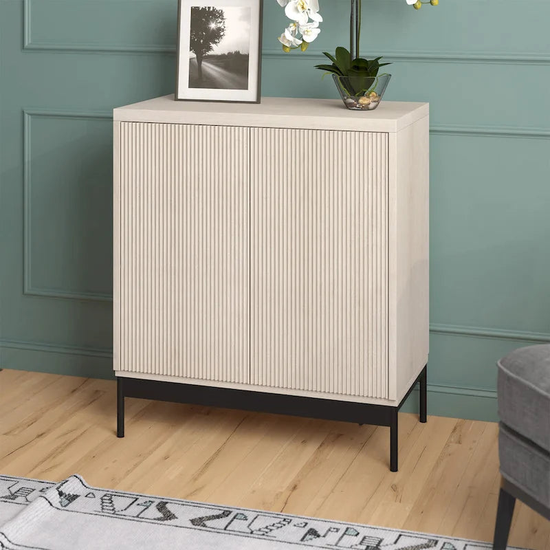 Meuble d'appoint rectangulaire avec portes texturées et pieds en métal blanc