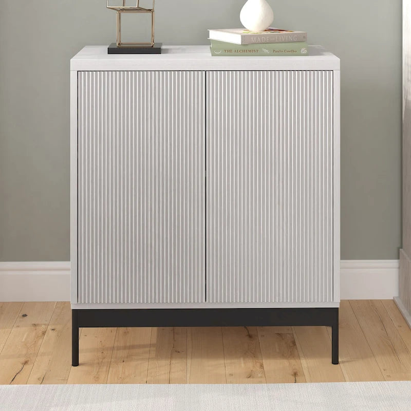 Meuble d'appoint rectangulaire avec portes texturées et pieds en métal blanc