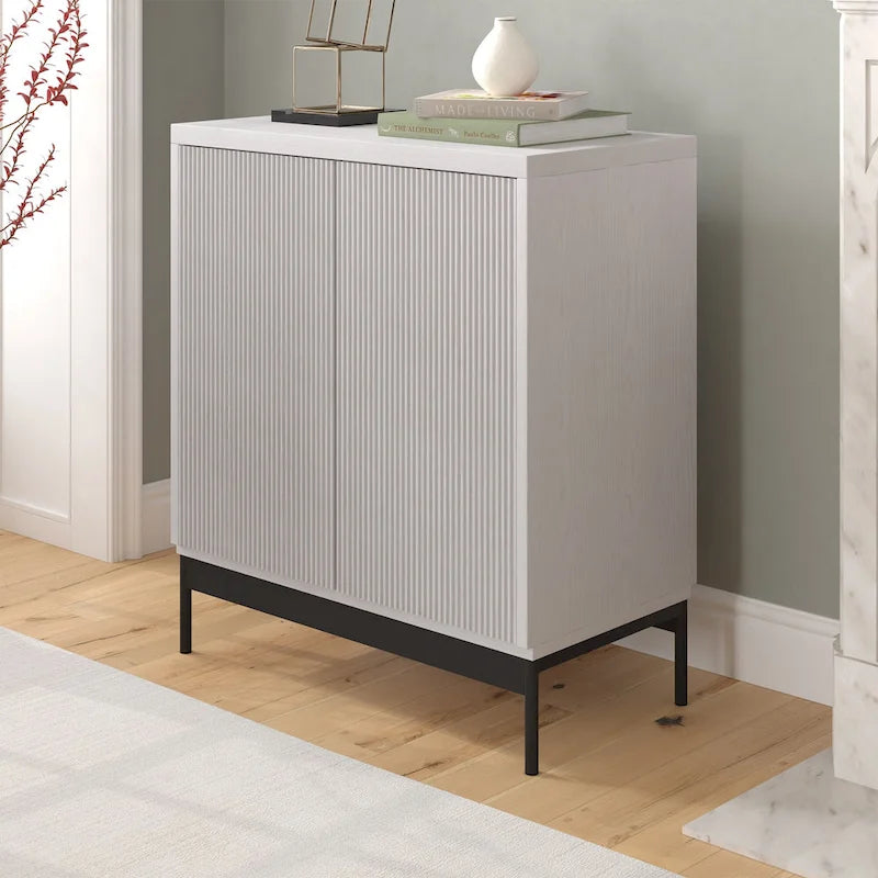 Meuble d'appoint rectangulaire avec portes texturées et pieds en métal blanc