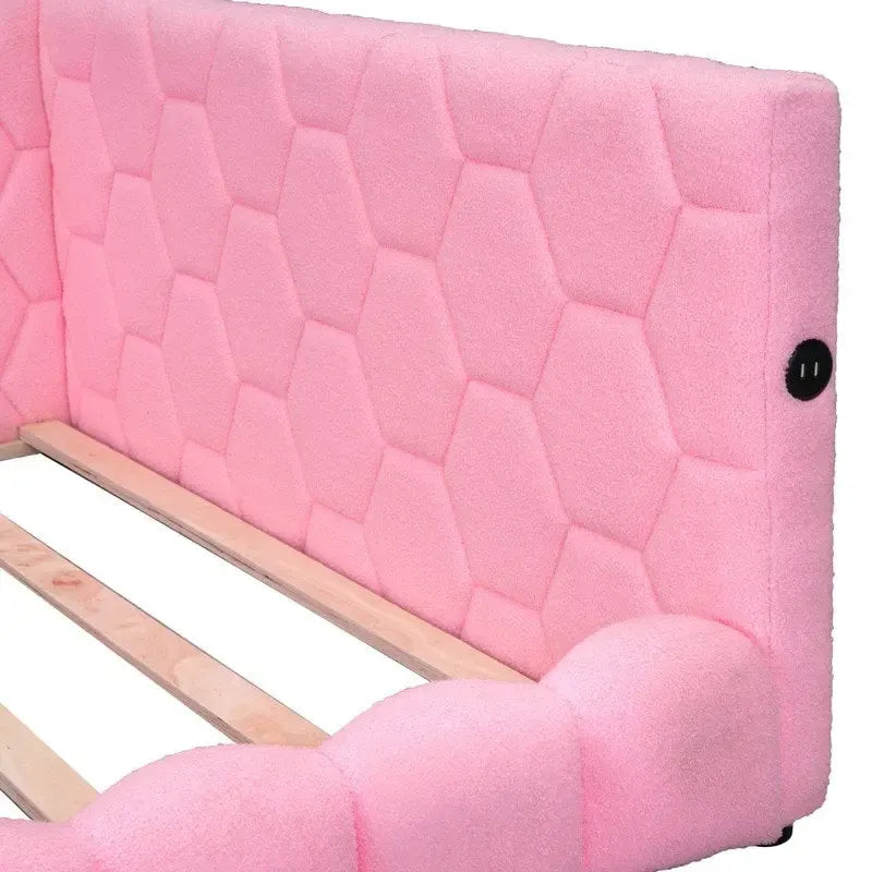 Lit plate-forme capitonné pleine grandeur en tissu Teddy avec lumières LED et ports USB, blanc/rose