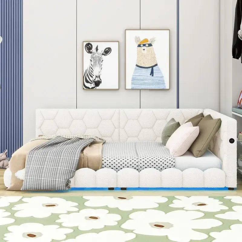 Lit plate-forme capitonné pleine grandeur en tissu Teddy avec lumières LED et ports USB, blanc/rose