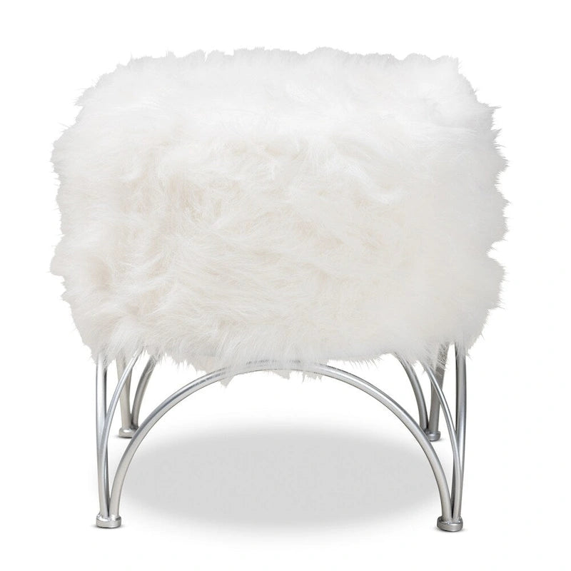Pouf rond tapissé de fausse fourrure blanche avec base géométrique en fer argenté