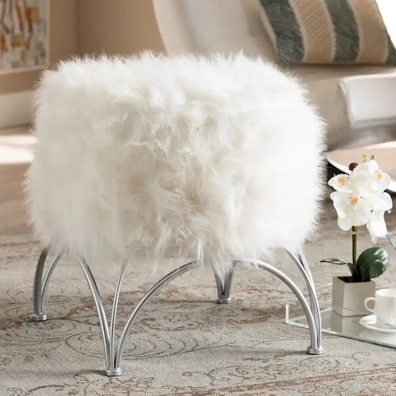 Pouf rond tapissé de fausse fourrure blanche avec base géométrique en fer argenté