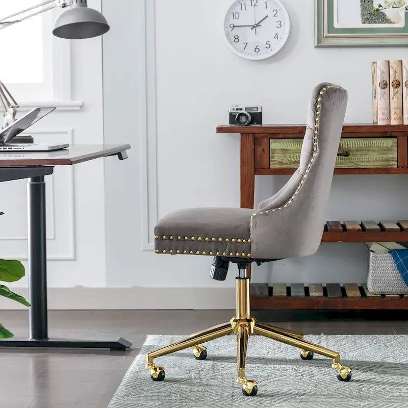 Chaise de bureau pivotante en velours capitonné avec hauteur réglable et base dorée