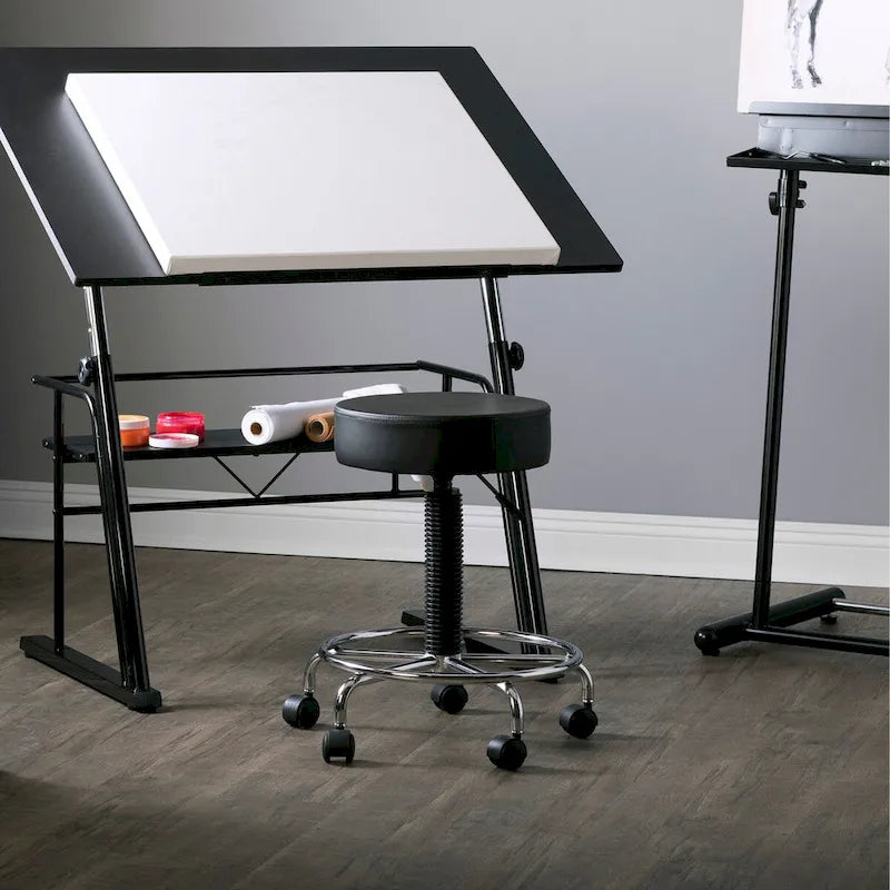 Tabouret roulant rembourré noir, réglable en hauteur, avec repose-pieds chromé